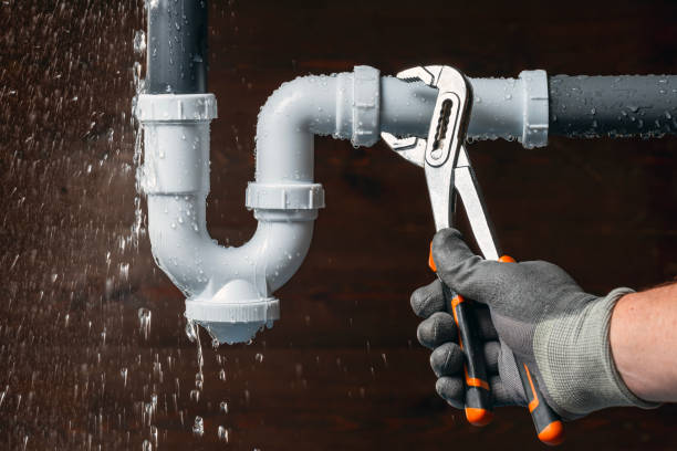 Professional Emergency Plumber technician working in Dunreith, IN
